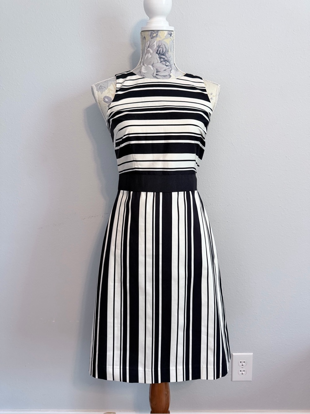 ANN TAYLOR Navy Cream Striped Fit Flare Dress Size 0 Nautical Coastal Preppy